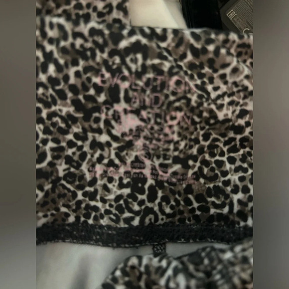 Evolution and Creation (EVCR.com) 7/8 leopard leggings hip pockets seamed sz Sm - Picture 3 of 5